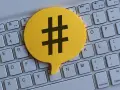 Żółta chmurka z symbolem # na klawiaturze. Czy to zapowiedź najpopularniejsze hashtagi dziś?