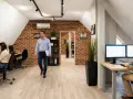Pracownicy biura z ceglaną ścianą, tworzący strategię marketing internetowy definicja.