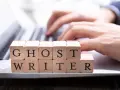 Drewniane klocki z literami tworzą napis "GHOST WRITER". Kto to taki? To pisarz, który tworzy teksty dla kogoś innego.