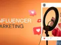 Influencer tworzy treści, budując **earned media**. Wokół niej pojawiają się serduszka, symbolizujące zaangażowanie odbiorców.