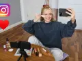 Dziewczyna nagrywa tutorial makijażowy na Insta. Na stole kosmetyki i kamera. #hasztagimakeup #beautyvlogger