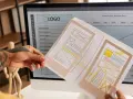 Tworzenie strony one page: szkice układu strony na papierze i na ekranie komputera.