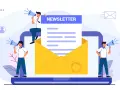Ludzie z megafonami ogłaszają, co to jest newsletter: wiadomość z koperty na ekranie laptopa.