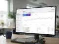Monitor z panelem Google Search Console, gdzie analizowane są dane dotyczące wydajności strony. Widać wykresy i statystyki, kluczowe dla optymalizacji i linkowania wewnętrznego.