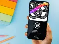 Dłoń trzyma smartfon z aplikacją Threads, która pozwala dzielić się pomysłami i trendami.