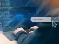 Osoba wpisuje adres strony w przeglądarce, symbolizując bezpieczeństwo w internecie. SSL co to jest? To szyfrowanie połączenia.