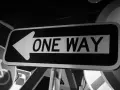Znak "ONE WAY" w lewo, jak przekierowanie 301 htaccess.