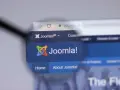 Lupa powiększa logo i nazwę Joomla!, systemu zarządzania treścią. Dowiedz się, joomla co to jest i jak działa.