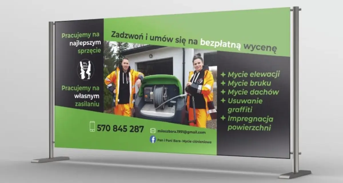 Ten baner reklamuje usługi mycia ciśnieniowego. Dwóch pracowników w pomarańczowych strojach stoi obok profesjonalnego sprzętu.
