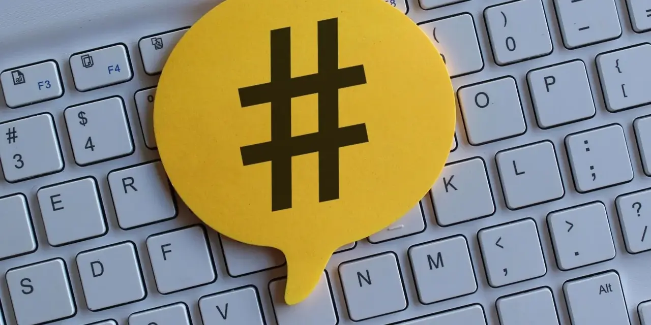 Żółta chmurka z symbolem # na klawiaturze. Czy to zapowiedź najpopularniejsze hashtagi dziś?