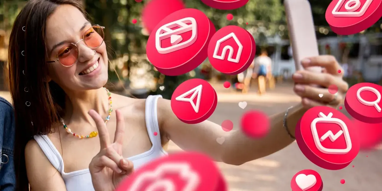 Uśmiechnięta dziewczyna robi selfie, otoczona ikonami mediów społecznościowych. Zastanawia się, followers co to znaczy dla jej popularności.