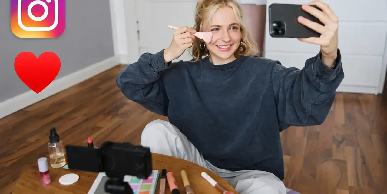Dziewczyna nagrywa tutorial makijażowy na Insta. Na stole kosmetyki i kamera. #hasztagimakeup #beautyvlogger