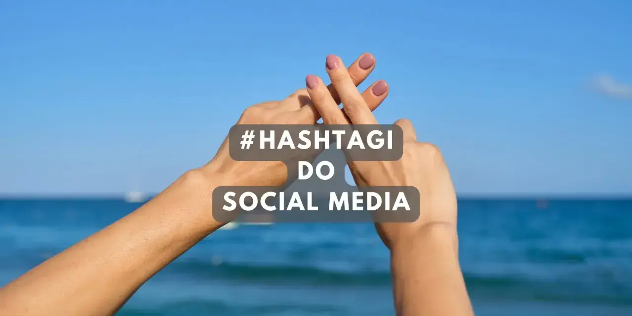 Dwie dłonie tworzą znak #. Tekst: #HASHTAGI DO SOCIAL MEDIA. Idealne gotowe hashtagi na wakacje!