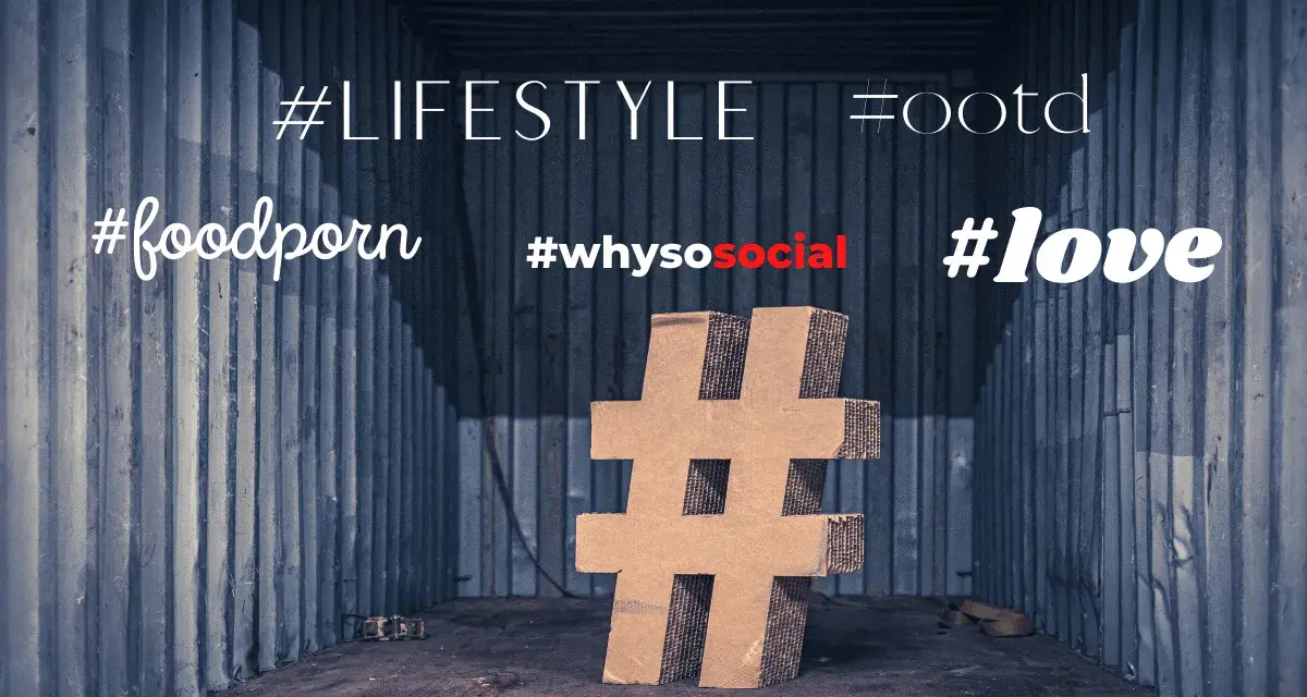 Jak zrobić hashtag na FB? Wnętrze kontenera z kartonowym symbolem # i napisami: #LIFESTYLE, #foodporn, #whysosocial, #love.