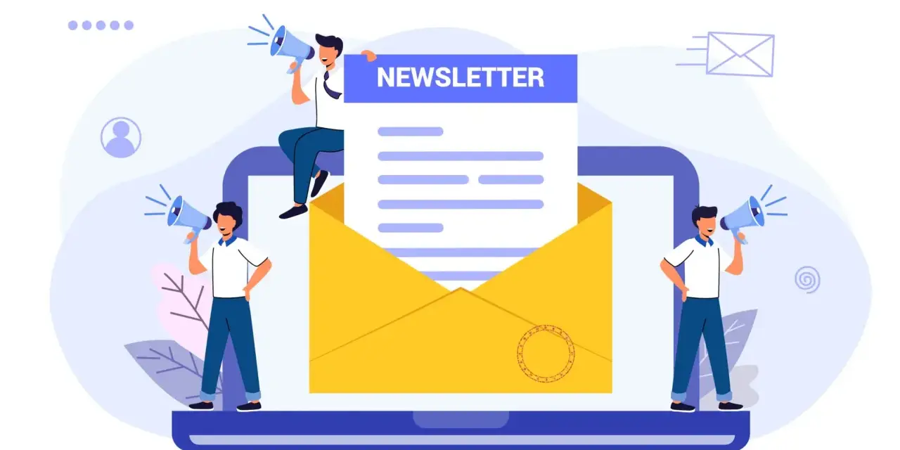 Ludzie z megafonami ogłaszają, co to jest newsletter: wiadomość z koperty na ekranie laptopa.