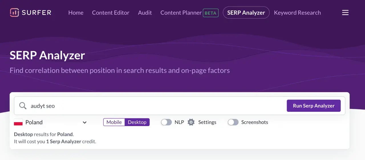 Narzędzie SERP Analyzer od Surfer SEO analizuje frazę "audyt seo" dla Polski, pokazując wyniki desktopowe.
