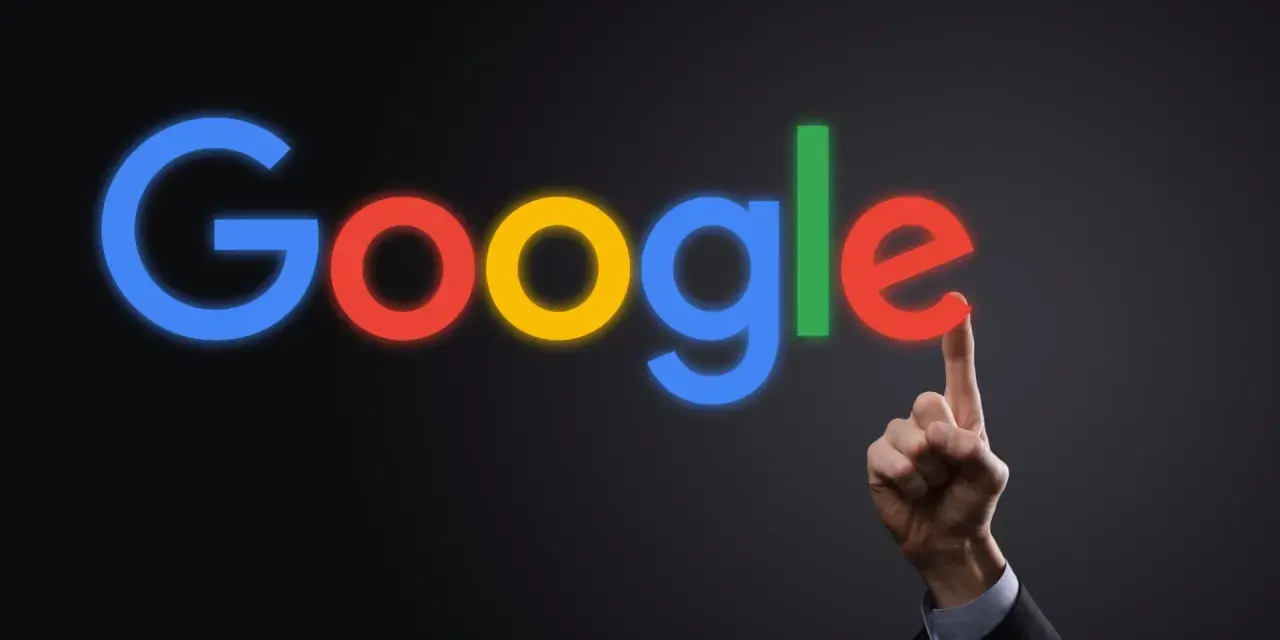 Palec wskazujący dotyka litery "e" w neonowym logo Google. To symbol tego, google co to jest - wyszukiwarka, która łączy nas ze światem.