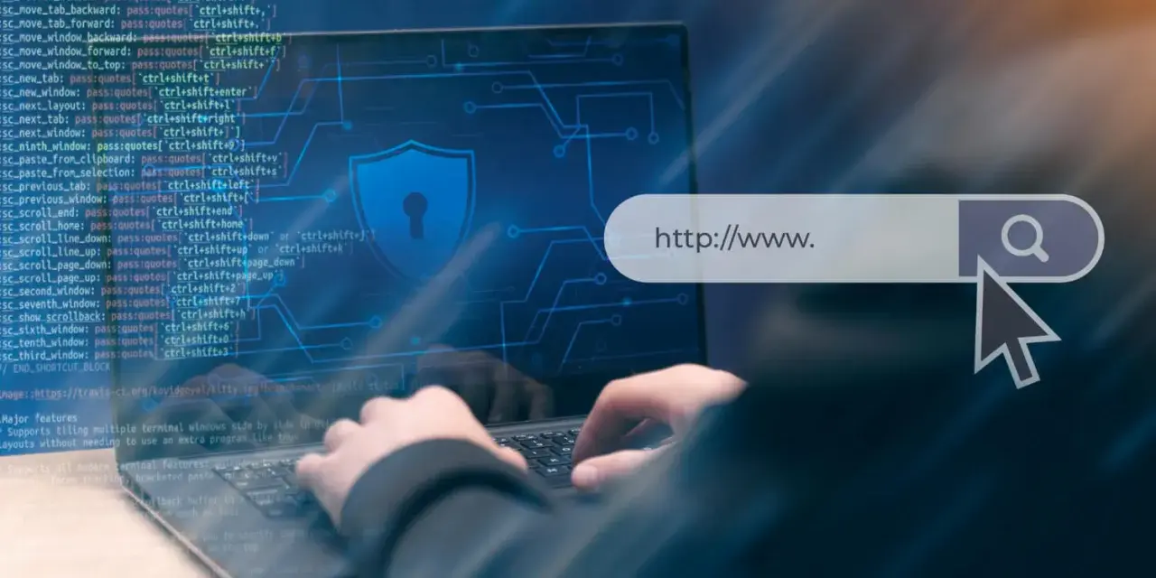 Osoba wpisuje adres strony w przeglądarce, symbolizując bezpieczeństwo w internecie. SSL co to jest? To szyfrowanie połączenia.