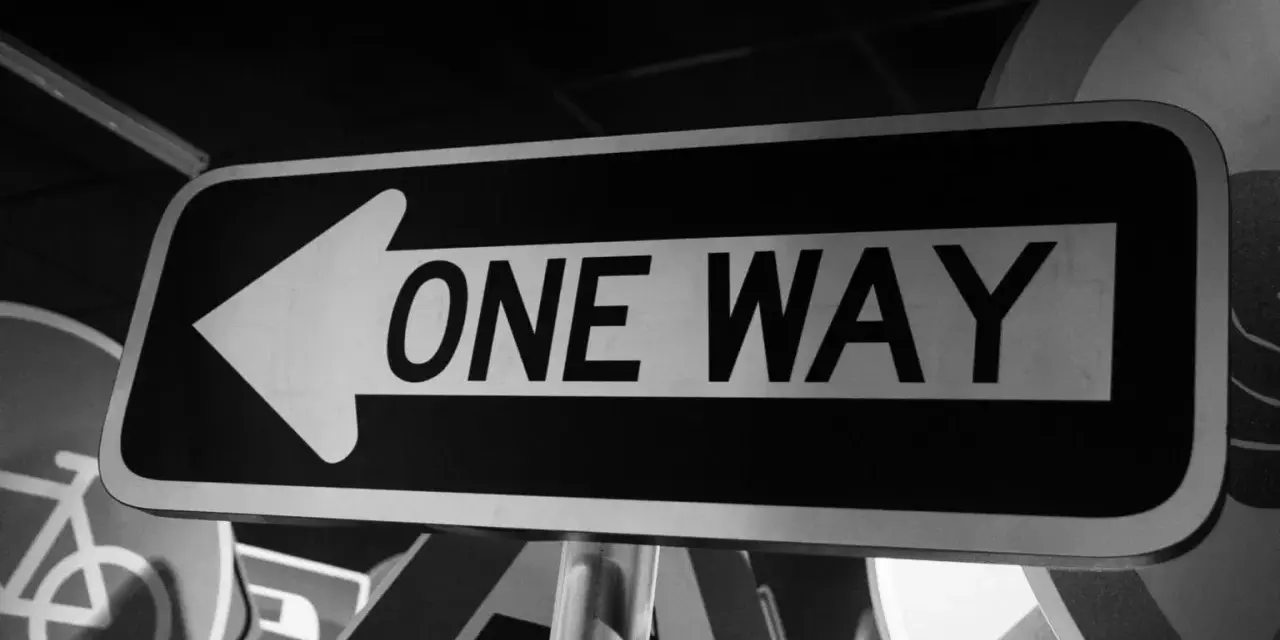Znak "ONE WAY" w lewo, jak przekierowanie 301 htaccess.