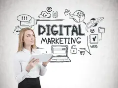 Kobieta z tabletem analizuje wady i zalety reklamy internetowej. Grafiki symbolizują komunikację, globalny zasięg i sprzedaż online.