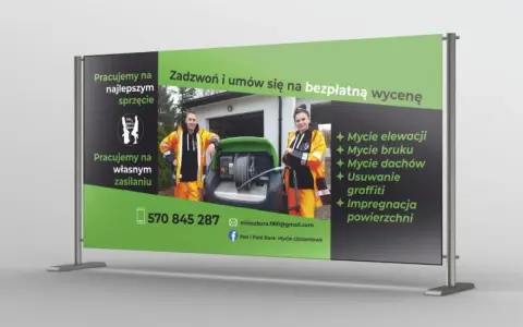 Ten baner reklamuje usługi mycia ciśnieniowego. Dwóch pracowników w pomarańczowych strojach stoi obok profesjonalnego sprzętu.