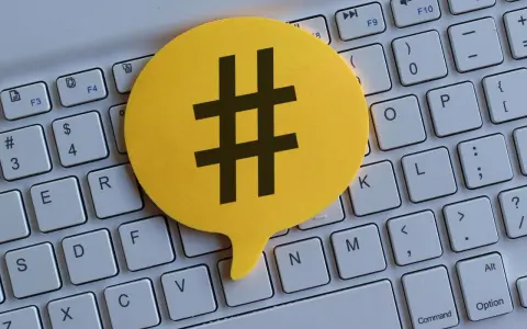 Żółta chmurka z symbolem # na klawiaturze. Czy to zapowiedź najpopularniejsze hashtagi dziś?