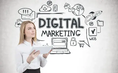 Kobieta z tabletem analizuje wady i zalety reklamy internetowej. Grafiki symbolizują komunikację, globalny zasięg i sprzedaż online.