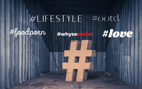 Jak zrobić hashtag na FB? Wnętrze kontenera z kartonowym symbolem # i napisami: #LIFESTYLE, #foodporn, #whysosocial, #love.