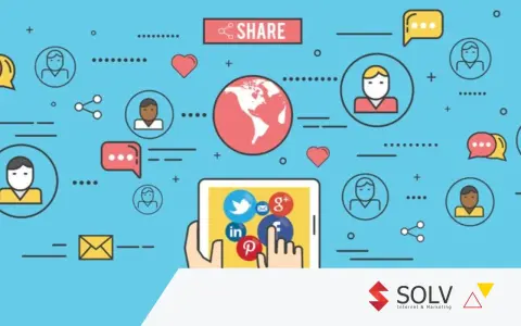 Ilustracja pokazuje, jak prowadzić social media: ikony użytkowników, serca, chmurki dialogowe, globus i tablet z logotypami platform społecznościowych.