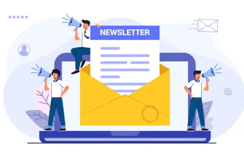 Ludzie z megafonami ogłaszają, co to jest newsletter: wiadomość z koperty na ekranie laptopa.
