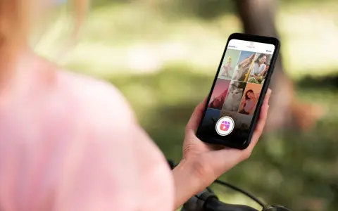 Osoba przegląda rolki na Instagramie, widząc zdjęcia kotów, ludzi i krajobrazów.