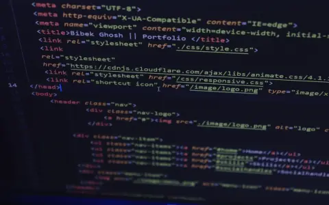 Kod HTML z meta tagami, tytułem strony "Bibek Ghosh || Portfolio" i linkami do plików CSS.