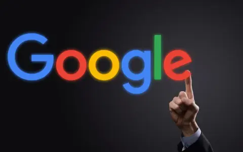 Palec wskazujący dotyka litery "e" w neonowym logo Google. To symbol tego, google co to jest - wyszukiwarka, która łączy nas ze światem.