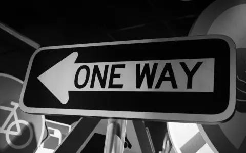 Znak "ONE WAY" w lewo, jak przekierowanie 301 htaccess.