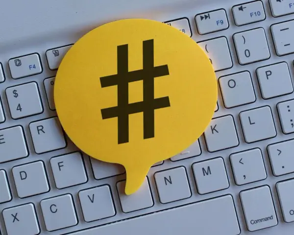 Żółta chmurka z symbolem # na klawiaturze. Czy to zapowiedź najpopularniejsze hashtagi dziś?