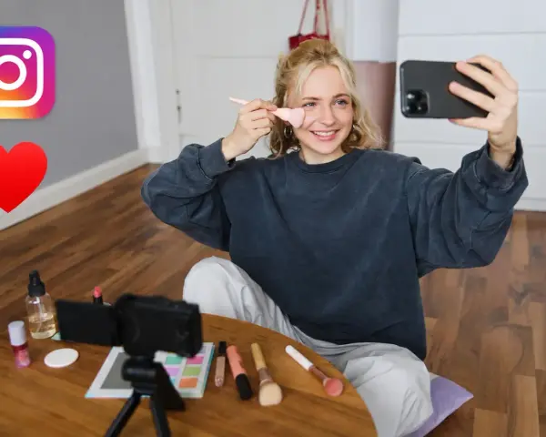 Dziewczyna nagrywa tutorial makijażowy na Insta. Na stole kosmetyki i kamera. #hasztagimakeup #beautyvlogger