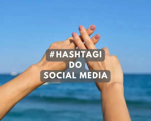 Dwie dłonie tworzą znak #. Tekst: #HASHTAGI DO SOCIAL MEDIA. Idealne gotowe hashtagi na wakacje!