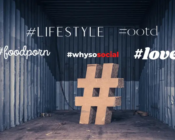 Jak zrobić hashtag na FB? Wnętrze kontenera z kartonowym symbolem # i napisami: #LIFESTYLE, #foodporn, #whysosocial, #love.