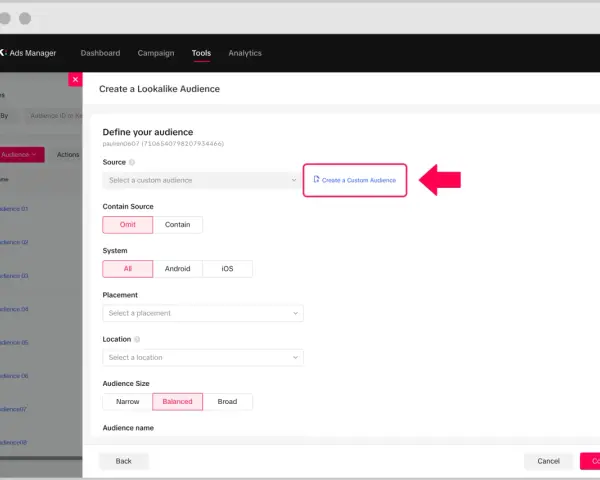 Tworzenie grupy odbiorców na TikToku: wybierz źródło, system, lokalizację i rozmiar grupy. Kliknij "Create a Custom Audience", aby rozpocząć.