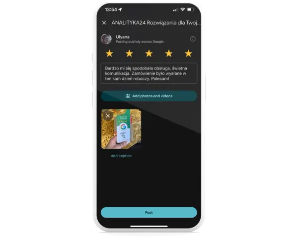 Jak dodać opinię w Google? Widok telefonu z dodaną recenzją, zdjęciem i przyciskiem "Post".