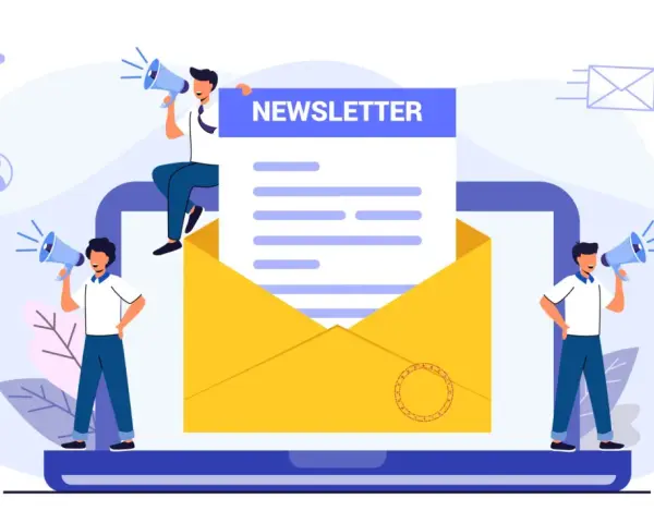 Ludzie z megafonami ogłaszają, co to jest newsletter: wiadomość z koperty na ekranie laptopa.