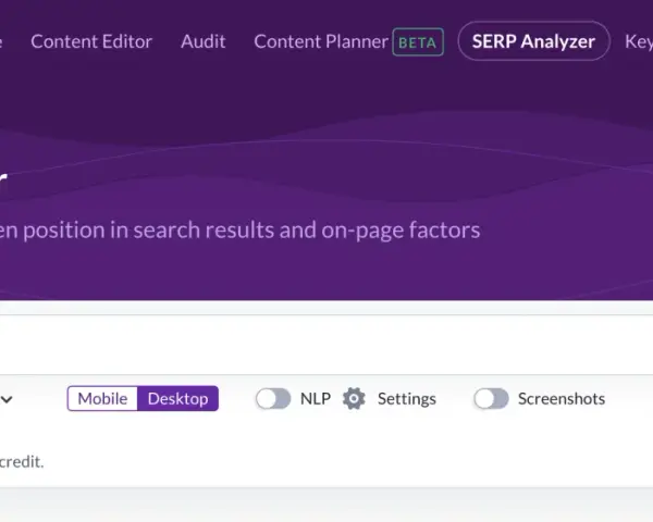 Narzędzie SERP Analyzer od Surfer SEO analizuje frazę "audyt seo" dla Polski, pokazując wyniki desktopowe.