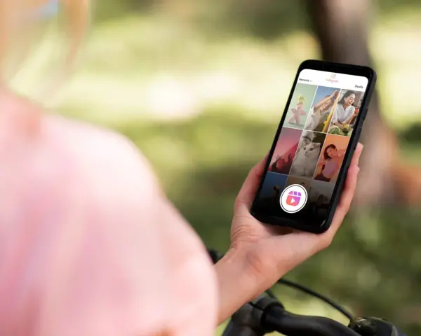 Osoba przegląda rolki na Instagramie, widząc zdjęcia kotów, ludzi i krajobrazów.