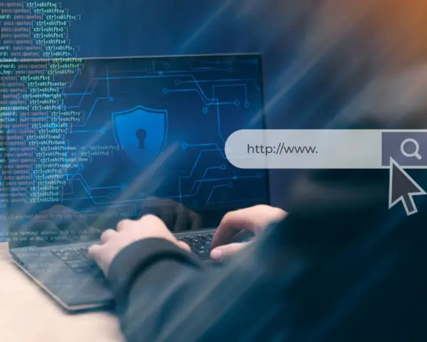 Osoba wpisuje adres strony w przeglądarce, symbolizując bezpieczeństwo w internecie. SSL co to jest? To szyfrowanie połączenia.