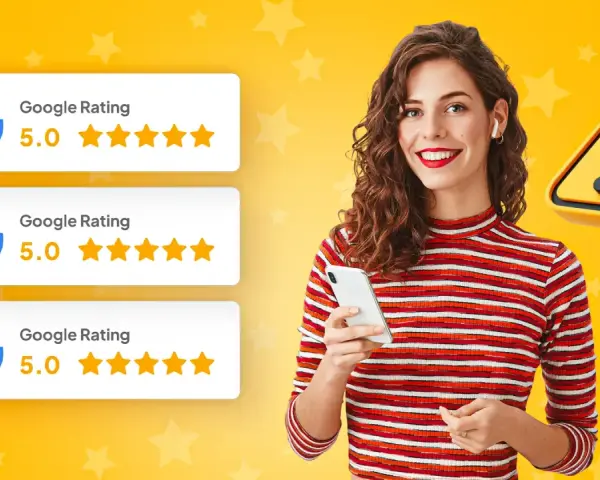 Kobieta z telefonem cieszy się z pozytywnej opinii Google. Trzy karty pokazują ocenę 5.0 gwiazdek.