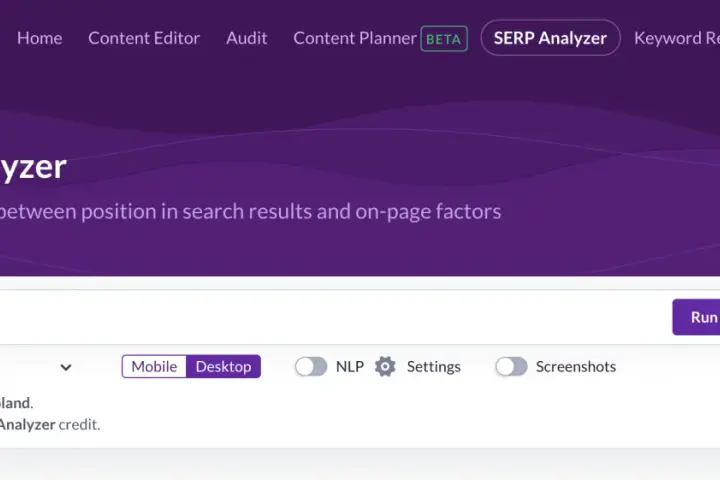 Narzędzie SERP Analyzer od Surfer SEO analizuje frazę "audyt seo" dla Polski, pokazując wyniki desktopowe.