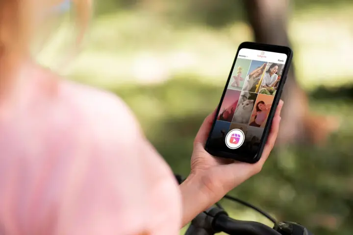Osoba przegląda rolki na Instagramie, widząc zdjęcia kotów, ludzi i krajobrazów.