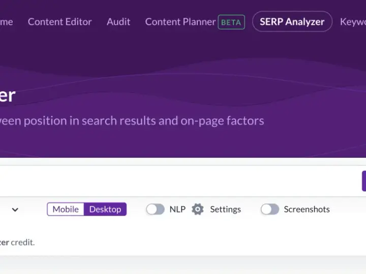 Narzędzie SERP Analyzer od Surfer SEO analizuje frazę "audyt seo" dla Polski, pokazując wyniki desktopowe.