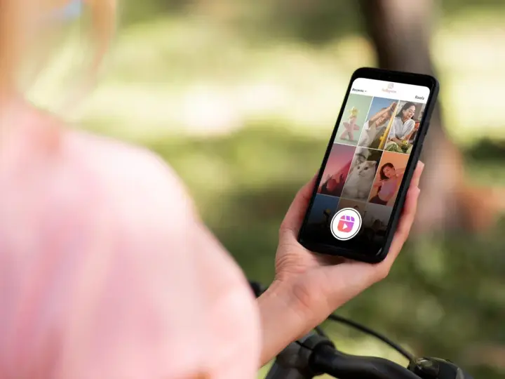 Osoba przegląda rolki na Instagramie, widząc zdjęcia kotów, ludzi i krajobrazów.