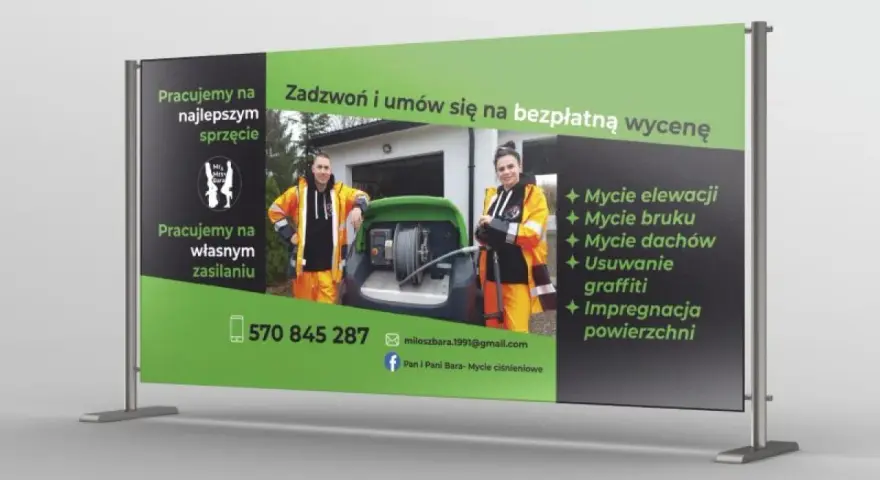 Ten baner reklamuje usługi mycia ciśnieniowego. Dwóch pracowników w pomarańczowych strojach stoi obok profesjonalnego sprzętu.